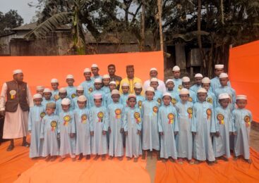 ইসলামপুরে আব্দুল কুদ্দুস খানের উদ্যোগে কছিমুন্নেছা মাদ্রাসার ৩০ শিক্ষার্থীর মাঝে ড্রেস বিতরণ