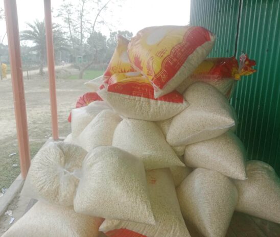 আল-ইনসাফ যুব ও প্রবাসী সংগঠনের উদ্যোগে ৩০ অসহায় মানুষের মাঝে ইফতার বিতরণ