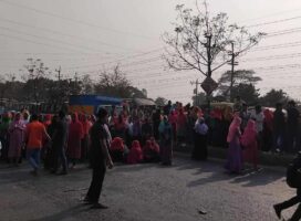 বেতন তুলতে না পেরে সড়কে শ্রমিকরা, ভালুকায় ২৫ মিনিট মহাসড়ক বন্ধ