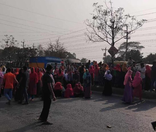 বেতন তুলতে না পেরে সড়কে শ্রমিকরা, ভালুকায় ২৫ মিনিট মহাসড়ক বন্ধ