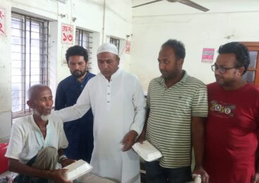 ইসলামপুর সরকারি হাসপাতালে রোগীদের মাঝে বিপুল মাস্টারের উদ্যোগে ইফতার বিতরণ