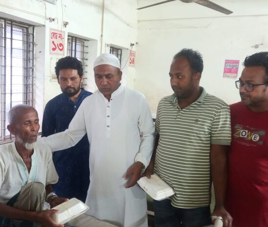 ইসলামপুর সরকারি হাসপাতালে রোগীদের মাঝে বিপুল মাস্টারের উদ্যোগে ইফতার বিতরণ