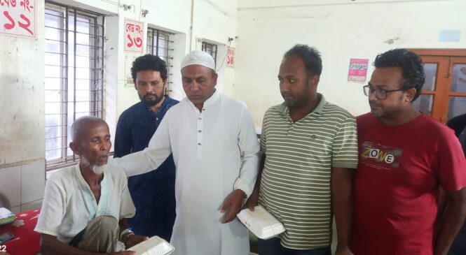 ইসলামপুর সরকারি হাসপাতালে রোগীদের মাঝে বিপুল মাস্টারের উদ্যোগে ইফতার বিতরণ